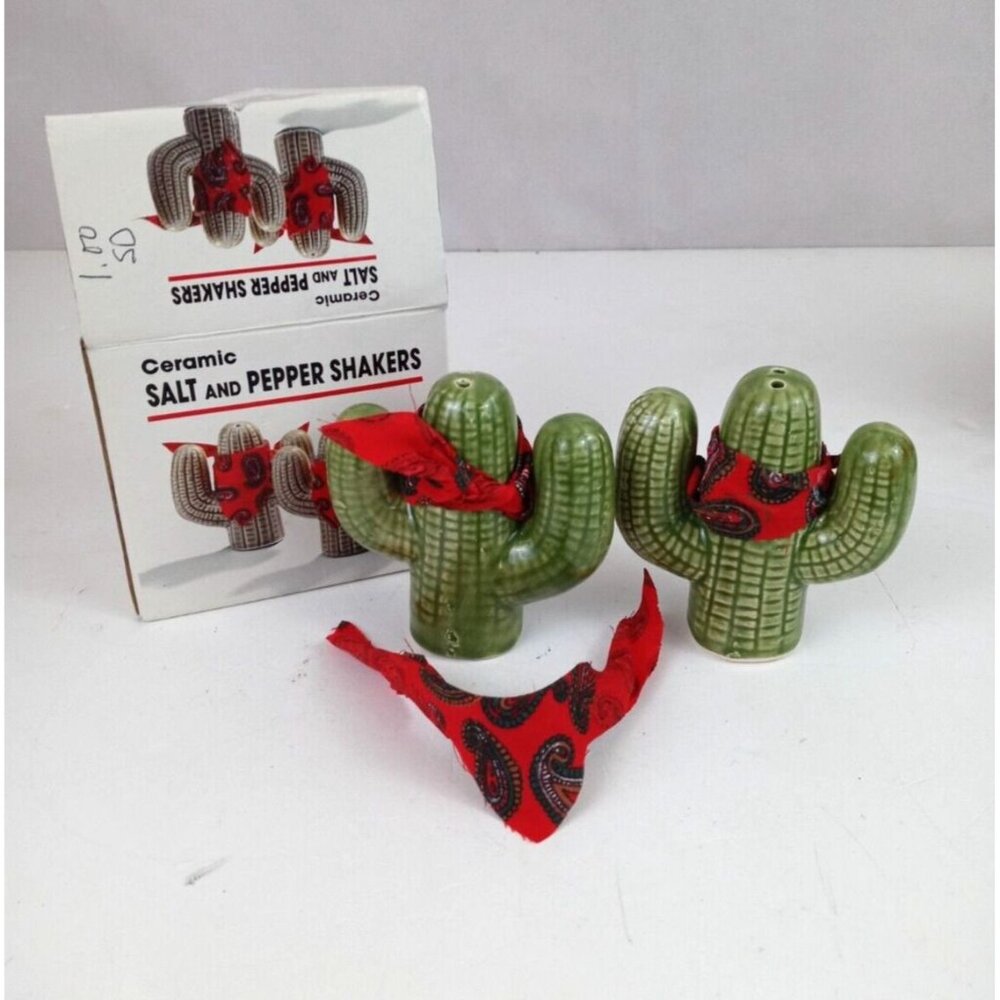Vintage 1993 Ceramic Cactus Wearing Bandanas Salt & Pepper Shakers With Box
